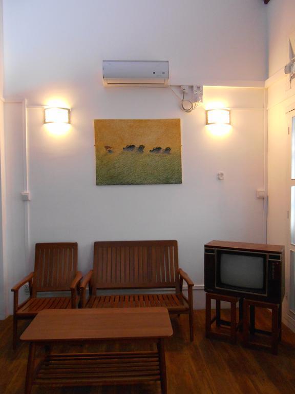 Four Rivers Youth Hostel Янгон Екстер'єр фото