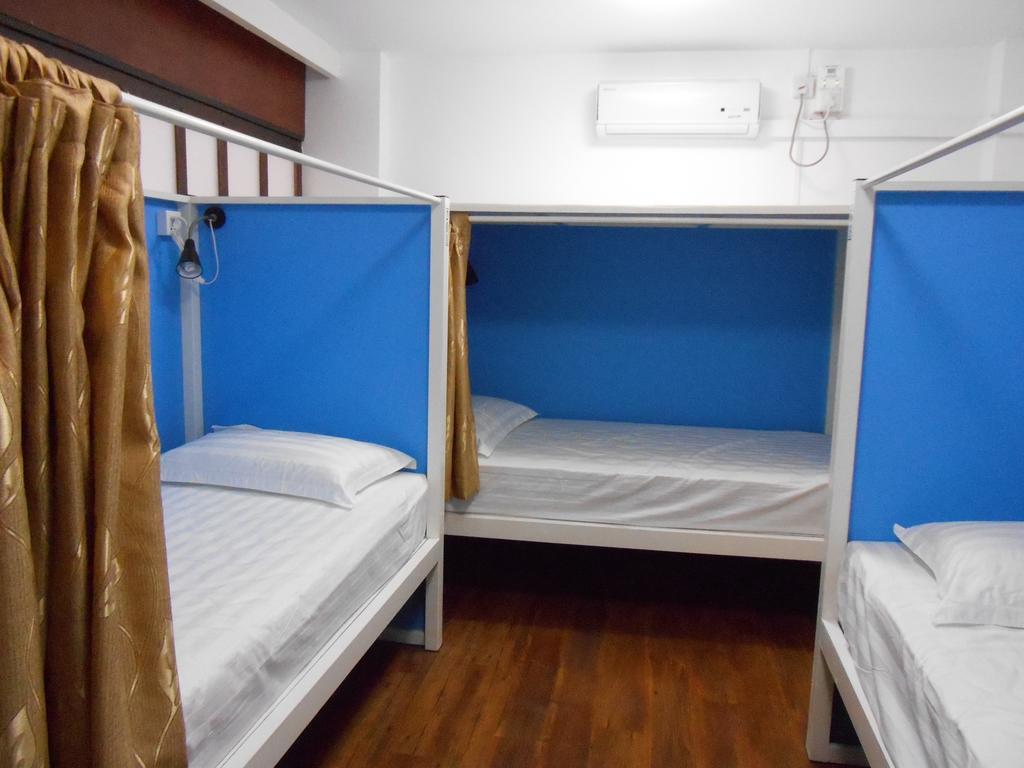 Four Rivers Youth Hostel Янгон Номер фото