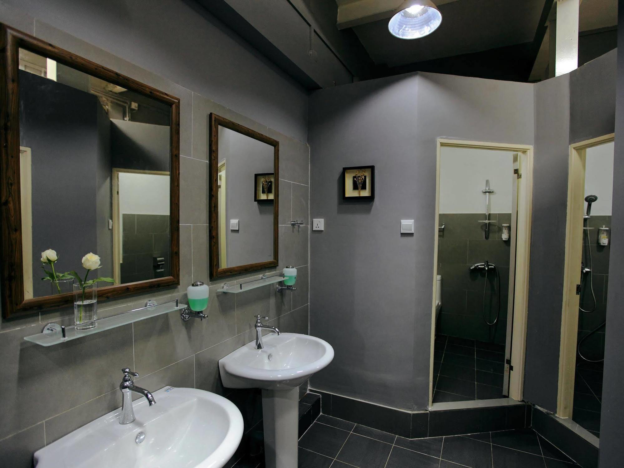 Four Rivers Youth Hostel Янгон Екстер'єр фото