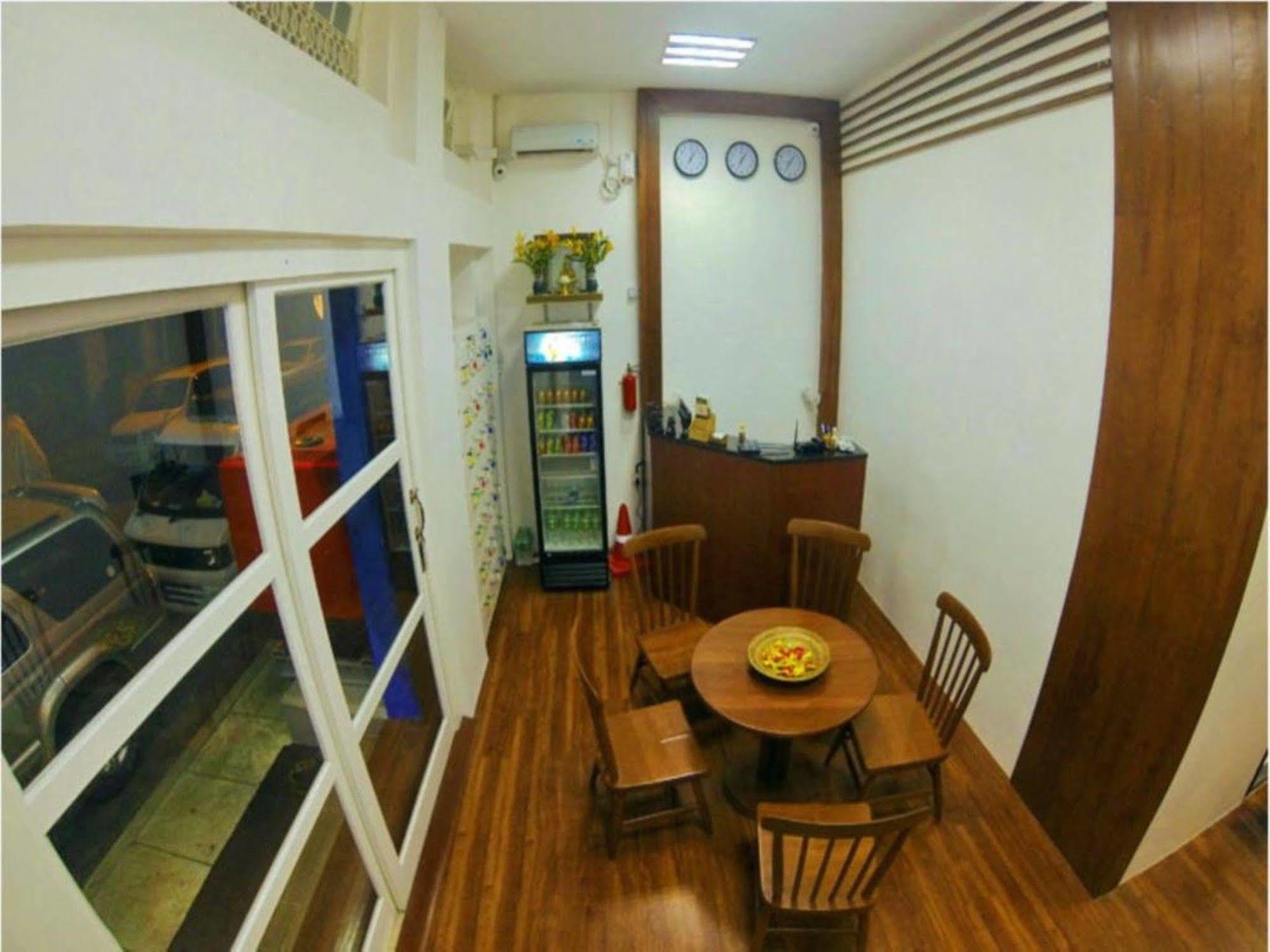 Four Rivers Youth Hostel Янгон Екстер'єр фото