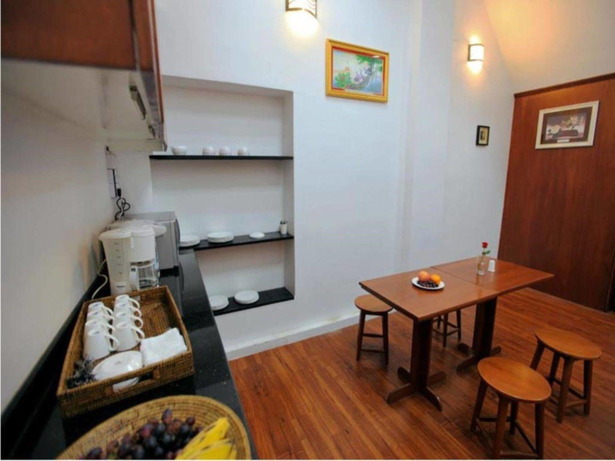 Four Rivers Youth Hostel Янгон Екстер'єр фото